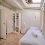 Upstays Port View 88M Apartment Suquet